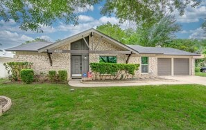 Exterior - This house is a 3 bedroom(s), 2.5 bathrooms, located in San Antonio, TX. (San Antonio)