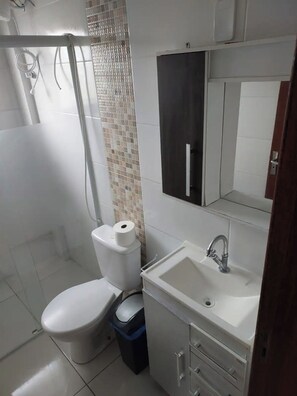 Dusche, Handtücher, Toilettenpapier