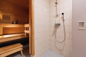 Hair dryer, towels - Arctic Nook House by Aavalevi (Levi)