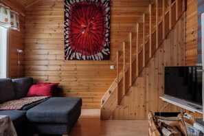 TV, fireplace - Arctic Nook House by Aavalevi (Levi)