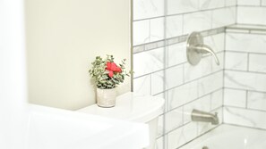 Shower, towels - Sleeps 10 ~Game Room~ Family ~ Airport ~ Bear Haus (Anchorage)
