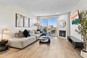 Una Smart TV, una chimenea