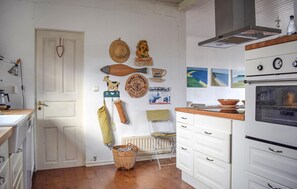 Fridge, oven, dishwasher, coffee/tea maker - Beautiful home in Baskemölla with house sea view (Baskemölla)