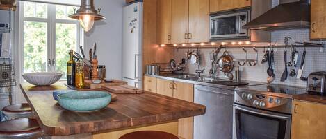 Fridge, stovetop, dishwasher, coffee/tea maker