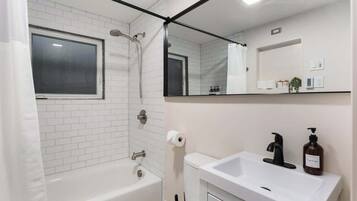 Een douche, een haardroger, handdoeken, shampoo