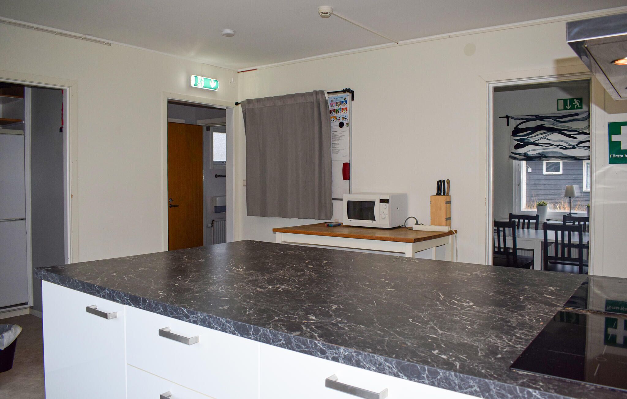 Fridge, oven, stovetop, coffee/tea maker