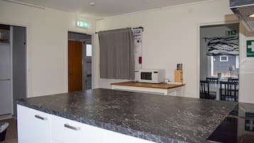 Fridge, oven, stovetop, coffee/tea maker