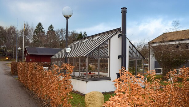 A modern building with a glass roof, a chimney, and a sign that reads "Entre." - Nice home in Jämshög with house a panoramic view (Jämshög)