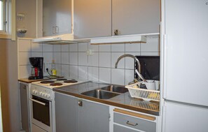 Fridge, oven, stovetop, coffee/tea maker - Nice home in Jämshög with house a panoramic view (Jämshög)