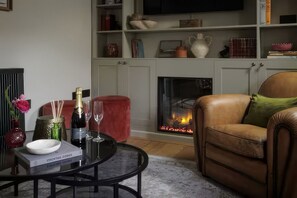 Smart-TV, Kamin, Bücher