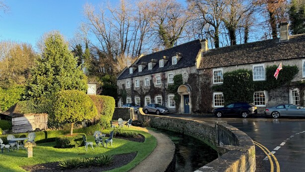 A traditional stone building with a stone pathway leading to a small garden with chairs and tables. - Cosy Cotswold Cottage in Bibury w/ Private Parking - Perfect Romantic Getaway (Bibury)