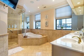 Shower, hair dryer, towels, shampoo - Grand Luxury Loft right Downtown (Indianapolis)