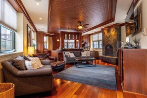 TV, offices - Grand Luxury Loft right Downtown (Indianapolis)