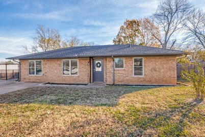 Clean 3-bedroom house with backyard in Pilot Point - BLUEBONNET
