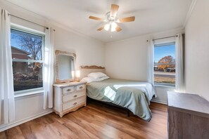 3 bedrooms, free WiFi, bed sheets - Clean 3-bedroom house with backyard in Pilot Point - BLUEBONNET (Pilot Point)