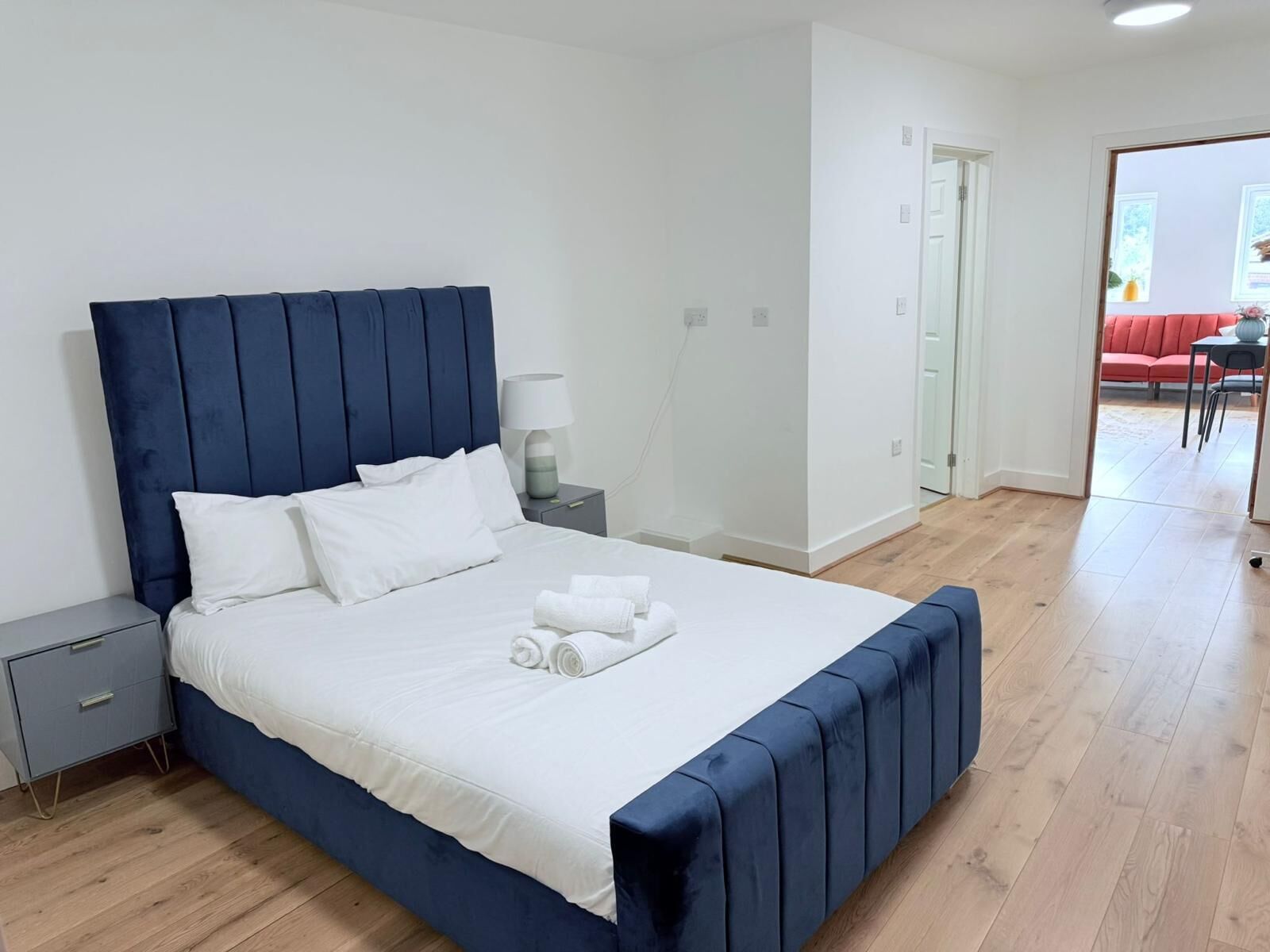 Strygejern/strygebræt, internetforbindelse, sengetøj