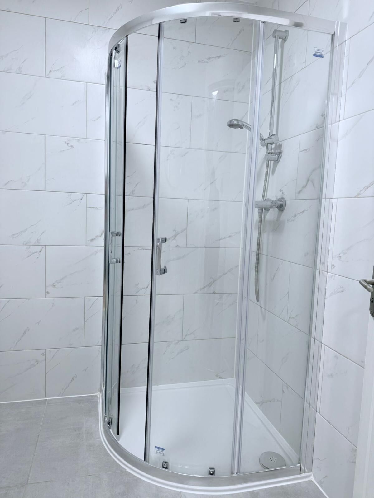 Dusj, håndklær, såpe og toalettpapir