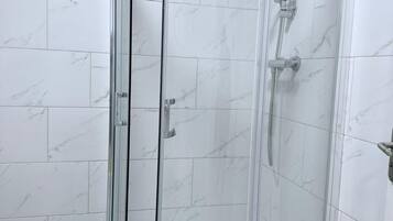 Dusj, håndklær, såpe og toalettpapir