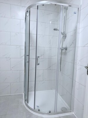 Dusj, håndklær, såpe og toalettpapir