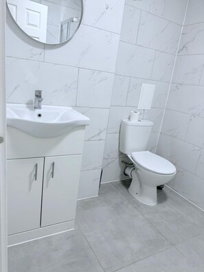 Shower, towels, soap, toilet paper - Spacious Modern 1-Bed Flat | Golders Green (London)