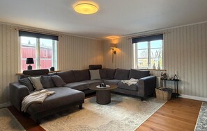 Smart TV, fireplace - Beautiful home in Tived with WiFi (Tived)