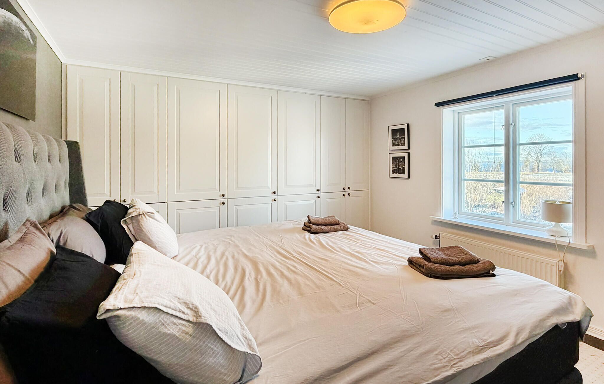 Travel cot, free WiFi