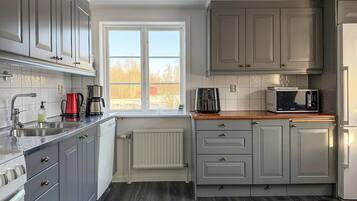 KjĂžleskap, ovn, kokeplater og oppvaskmaskin