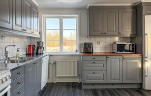 Fridge, oven, stovetop, dishwasher - Beautiful home in Tived with WiFi (Tived)