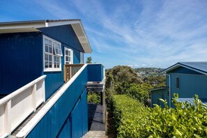 Property grounds - The Garden Room by Waiheke Pure - Stunning sea views, walk to main town, relax among nature (Waiheke Island)