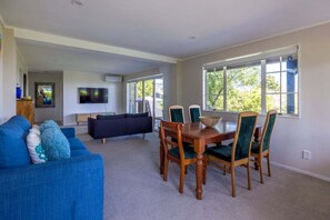 TV - The Garden Room by Waiheke Pure - Stunning sea views, walk to main town, relax among nature (Waiheke Island)