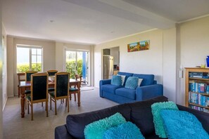 TV - The Garden Room by Waiheke Pure - Stunning sea views, walk to main town, relax among nature (Waiheke Island)