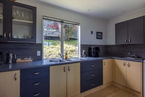 Fridge, microwave, oven, stovetop - The Garden Room by Waiheke Pure - Stunning sea views, walk to main town, relax among nature (Waiheke Island)