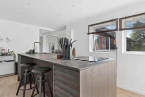 Fridge, microwave, oven, stovetop - Summerhouse with room for 10 great location (Væggerløse)