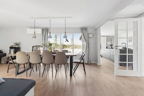 Dining - Summerhouse with room for 10 great location (Væggerløse)