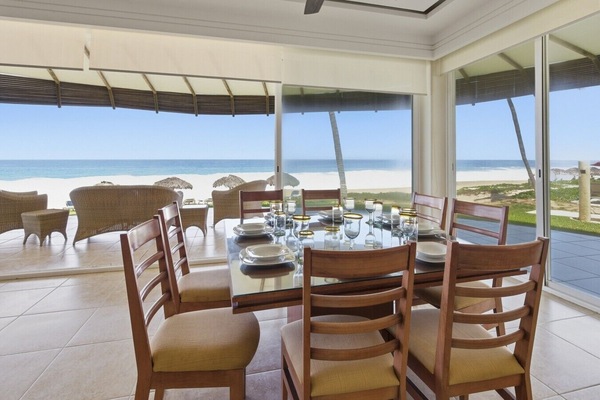 Group dining with direct beachfront views at Vivo Resorts, Puerto Escondido