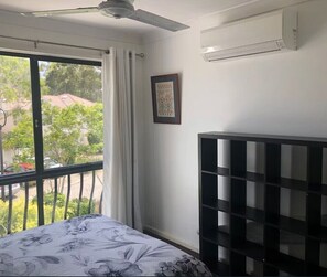 Tabla de planchar con plancha, wifi y ropa de cama 