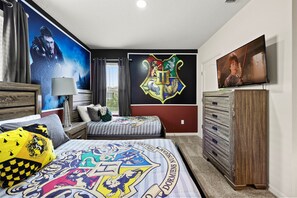 6 bedrooms, iron/ironing board, travel cot, free WiFi - Stunning 6-Bedroom Pool Home Minutes from Disney (Davenport)
