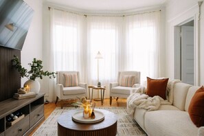 Smart TV, ping pong - Historic 3BR sec to Skyline Views | 20 Min to NYC (Hoboken)
