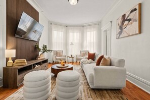 Smart TV, ping pong, books - Spacious Historic 3BR  Skyline Views near NYC (Hoboken)