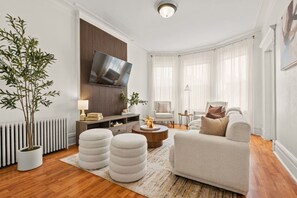 Smart TV, ping pong, books - Spacious Historic 3BR  Skyline Views near NYC (Hoboken)