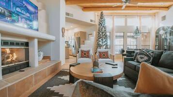 Televisio, takka, työhuone