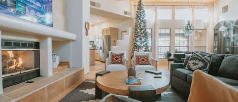 Télévision, cheminée, espaces bureaux