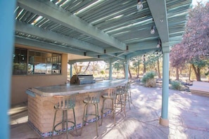 Terrace/patio - Buffalo Escape+Hot Tub+Pool+Mountain View+Pet Friendly+No Pet Fee! (Corrales)