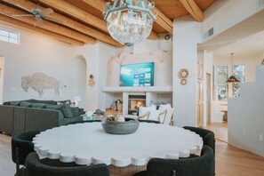 Dining - Buffalo Escape+Hot Tub+Pool+Mountain View+Pet Friendly+No Pet Fee! (Corrales)