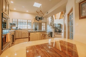 Fridge, microwave, oven, stovetop - Buffalo Escape+Hot Tub+Pool+Mountain View+Pet Friendly+No Pet Fee! (Corrales)