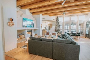 Televisio, takka, työhuone