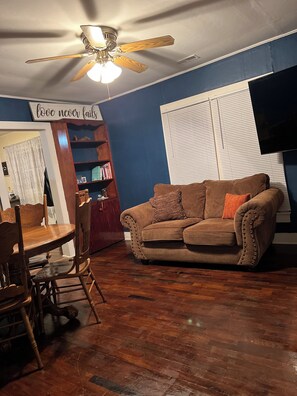 Living area - Clean & Cozy 2B- Perfect Small-Town Stay (Abilene)