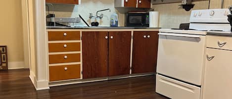 Een koelkast, een microgolfoven, een oven, een kookplaat