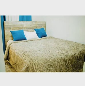 Tabla de planchar con plancha, wifi y ropa de cama 