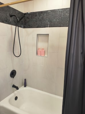 Secadora de cabello, toallas, jabón, shampoo